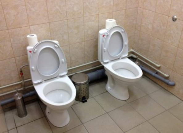 Toilettes côte à côte